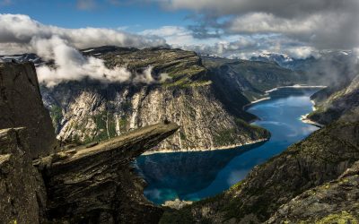 Rejs grønt til Norge: Oplev naturen bæredygtigt med vandrestøvlerne på